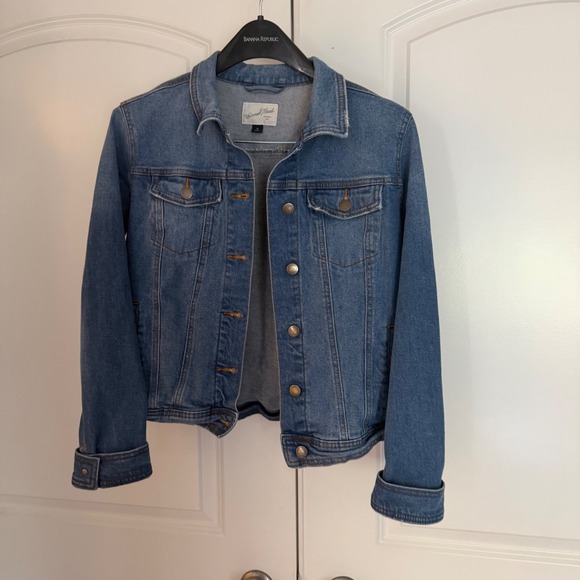Universal Thread Jackets & Blazers - Universal Thread Womens Denim Jacket Medium Wash Blue Jean Trucker Coat Size M